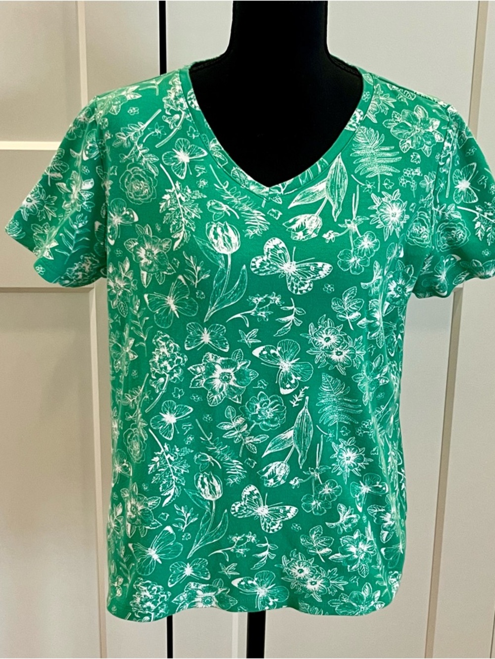 Kim Rogers Green V-Neck Floral & Butterfly Short Sleeve Tee